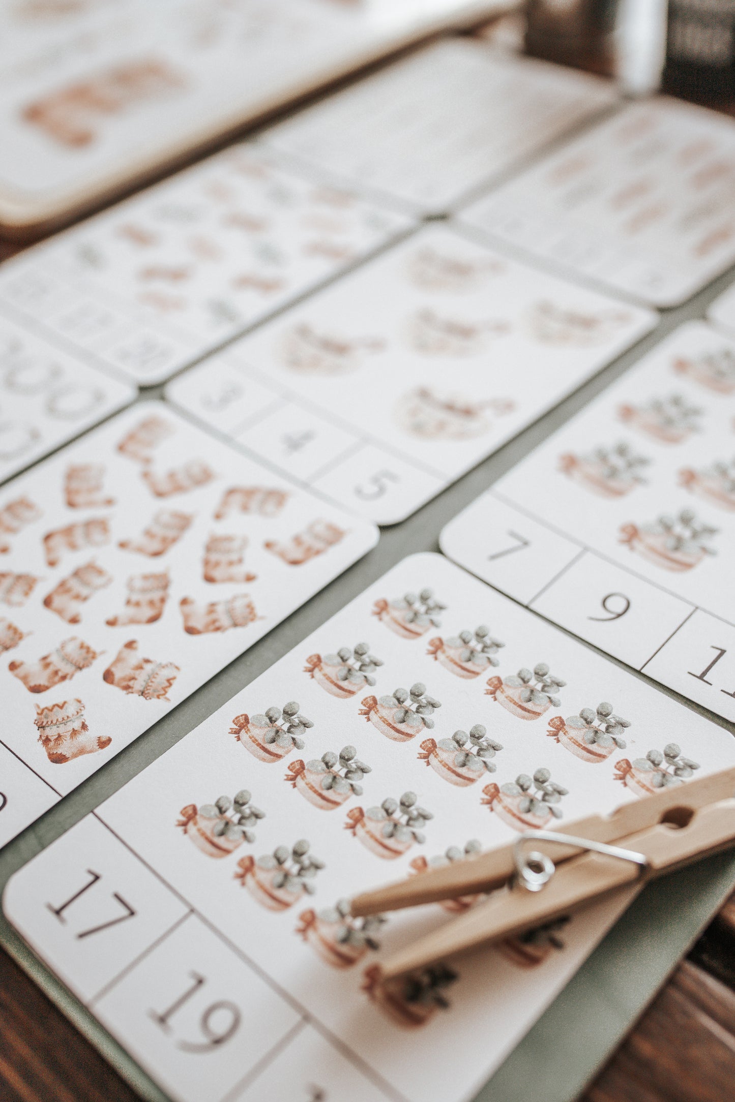 CHRISTMAS COUNT & CLIP CARDS AND MATCHING ACTIVITY FREEBIE