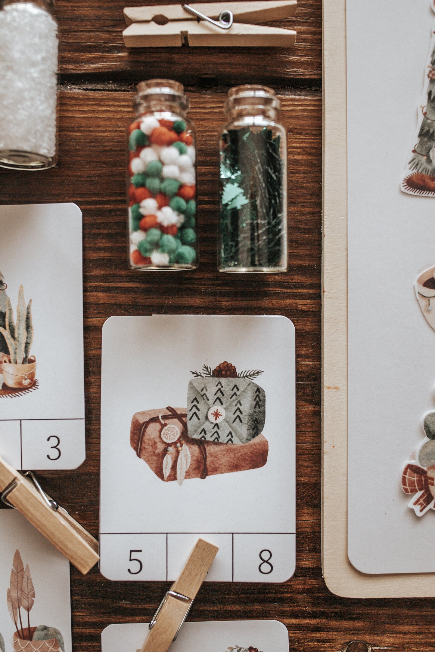 CHRISTMAS COUNT & CLIP CARDS AND MATCHING ACTIVITY FREEBIE